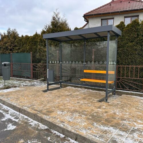 Bushokje Nova 10 Hier zien we de multifunctionele overkapping Nova als een bushok. Een sterke, duurzame oplossing met een groen dakoptie, gehard glas en stalen frame, ideaal voor verschillende buitenruimtes.